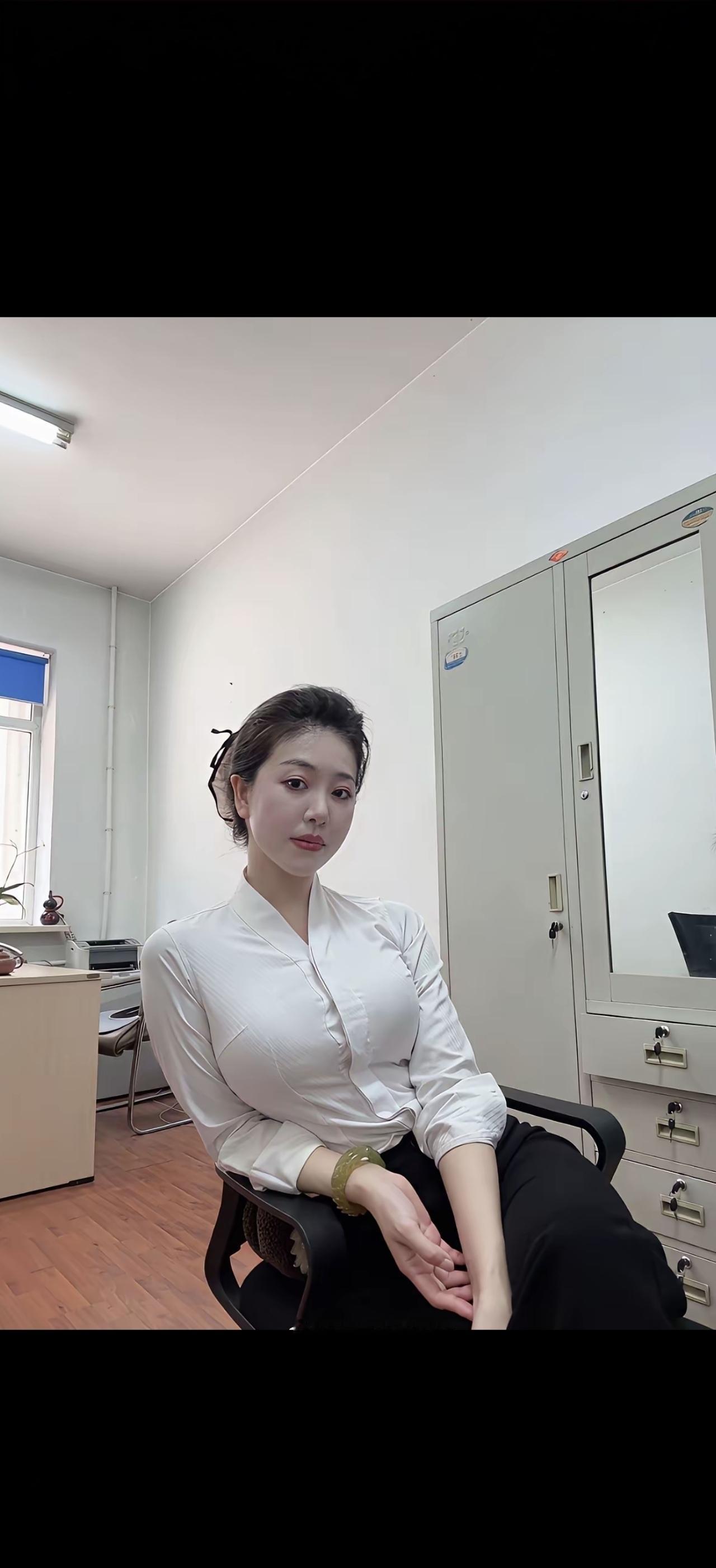 白衣如雪，静坐思悠。