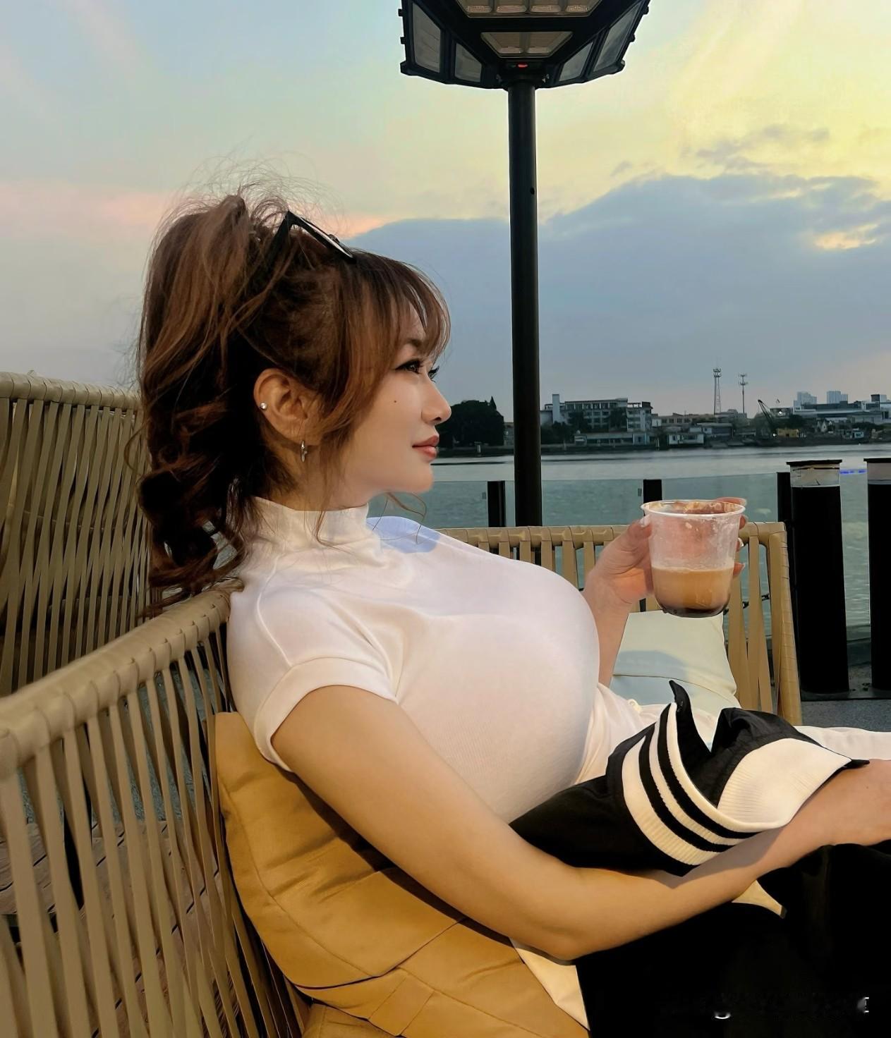 微胖女孩穿裙子显瘦有门道。就说正红色方领裙，过年穿它简直绝了。方领设计能露出迷人