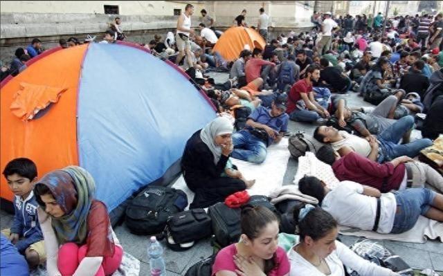 一个国家能蠢到什么地步？看看瑞典就懂了，三十年前，瑞典人均GDP高达3.2万美元