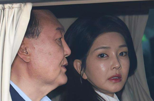 李在明为什么对尹锡悦夫妇赶尽杀绝，就连最后一丝尊严都不放过？这事得从20