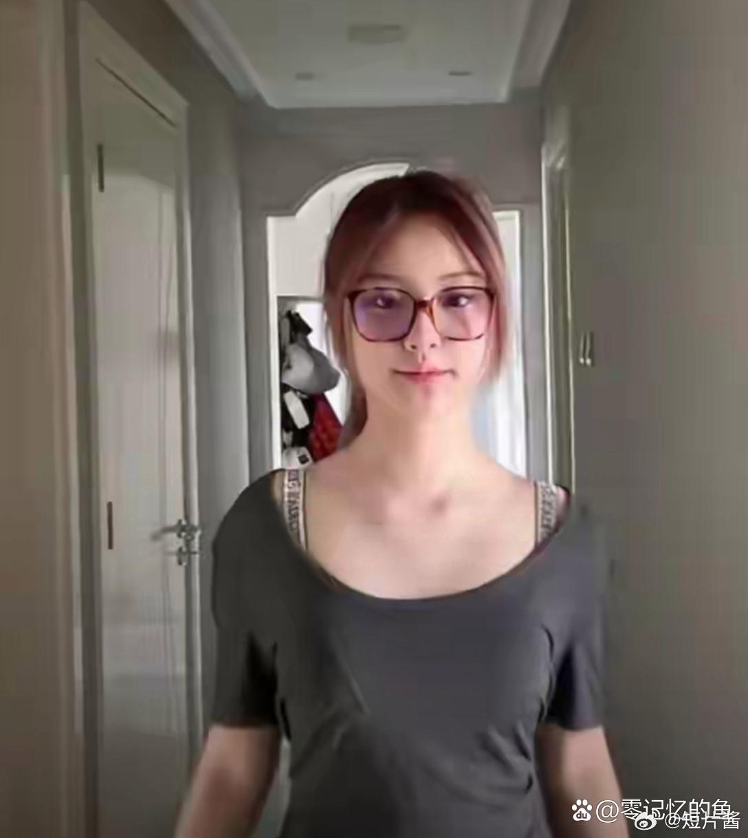 甜馨现在长得和贾乃亮一模一样。