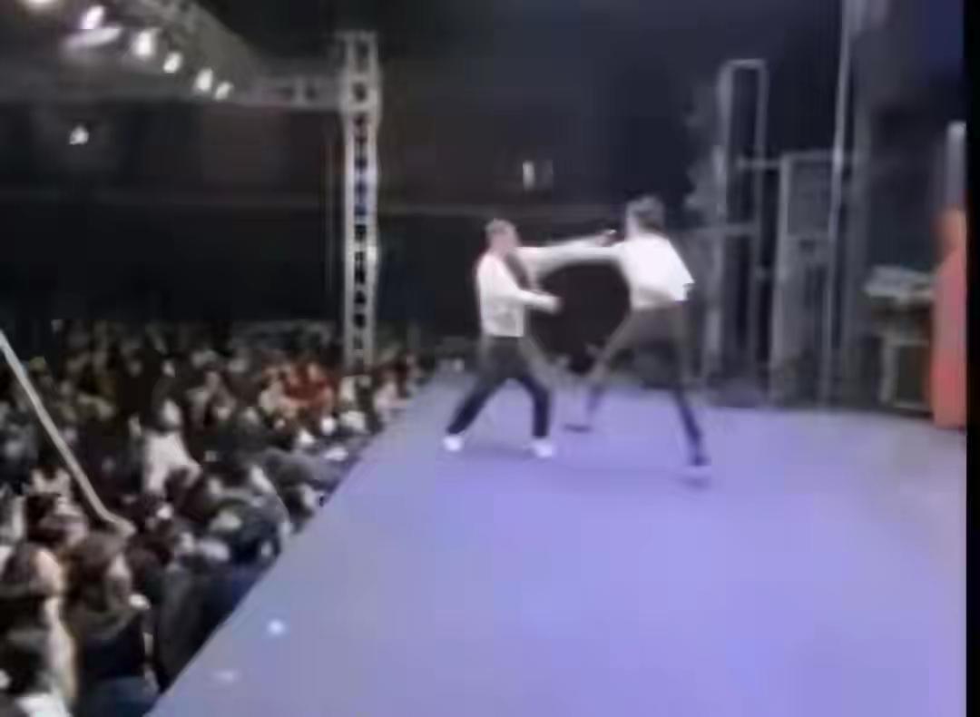 唱歌唱一半，歌手围殴观众，舞台上演全武行，就因为一句玩笑话。河北邯郸一处露天