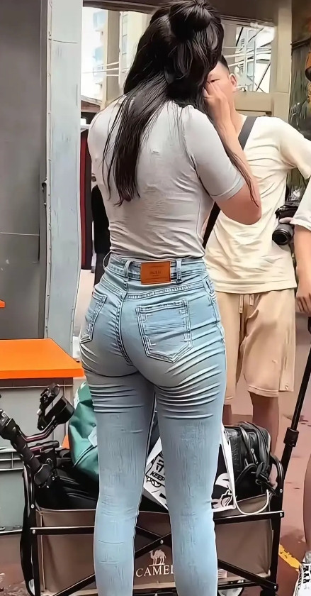 这牛仔裤穿的也太紧了吧，这么贴身不难受吗？