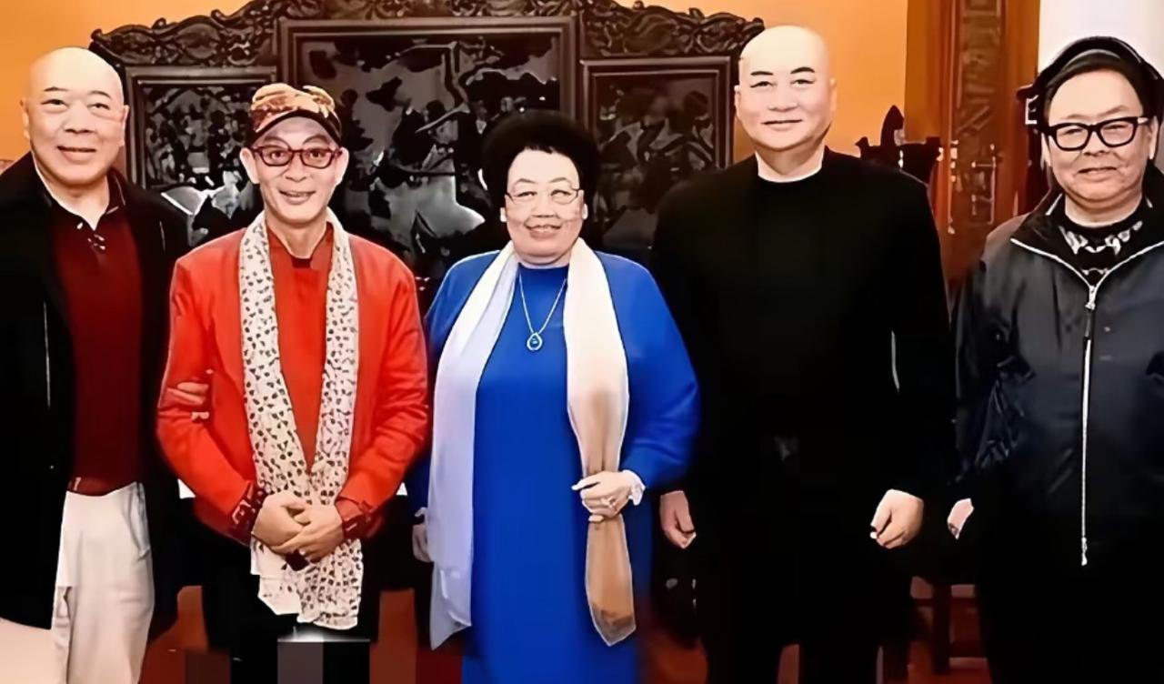 2019年，陈丽华与“唐僧”师徒四人留下了这张珍贵的合影，拍摄地点是中国紫檀博物