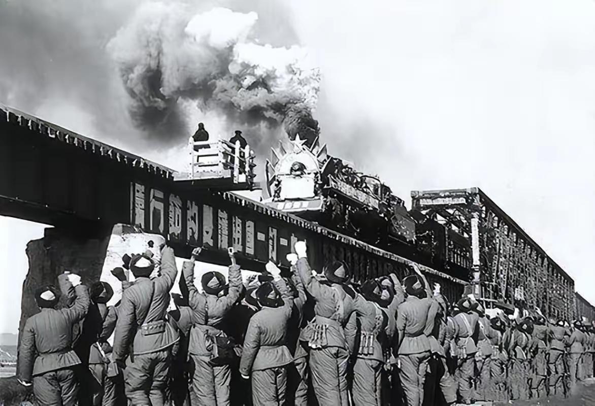 1950年朝鲜战场，每次战斗刚结束，志愿军顾不上休息，就在焦土上四处搜寻。被炸