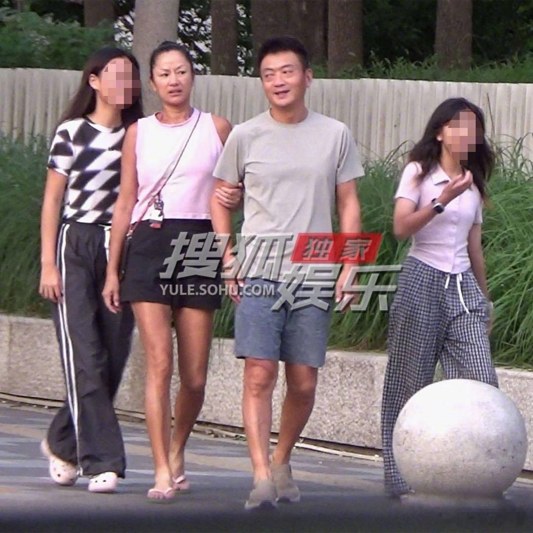 瞿颖和男友带女儿外出吃饭55岁初代超模瞿颖在泰国清迈被网友偶遇，和机长男友带着两
