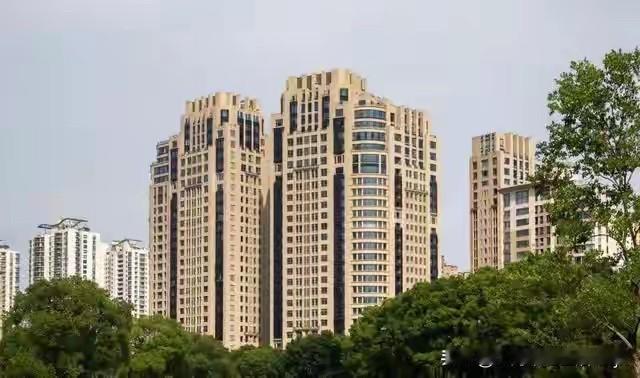 外地人来上海，究竟选择地段好一些的“老破小”，还是位置偏一点的动迁房，这一问题困