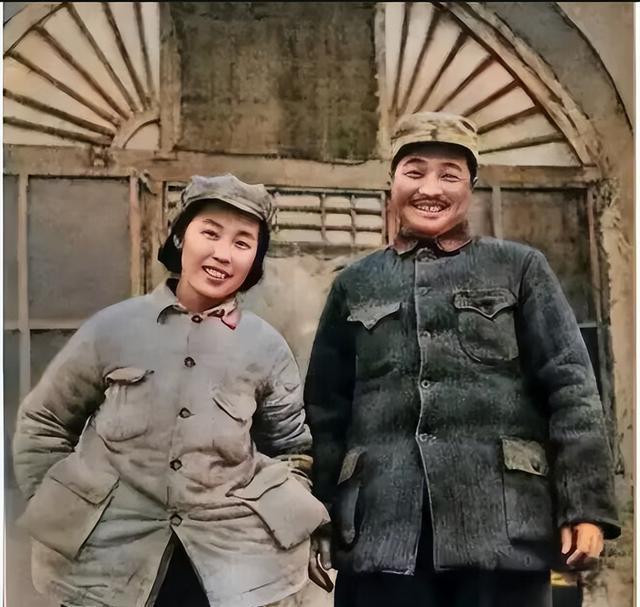 1966年，贺龙和妻子薛明最后的合影，3年后去世！镜头定格的瞬间，是安宁的假