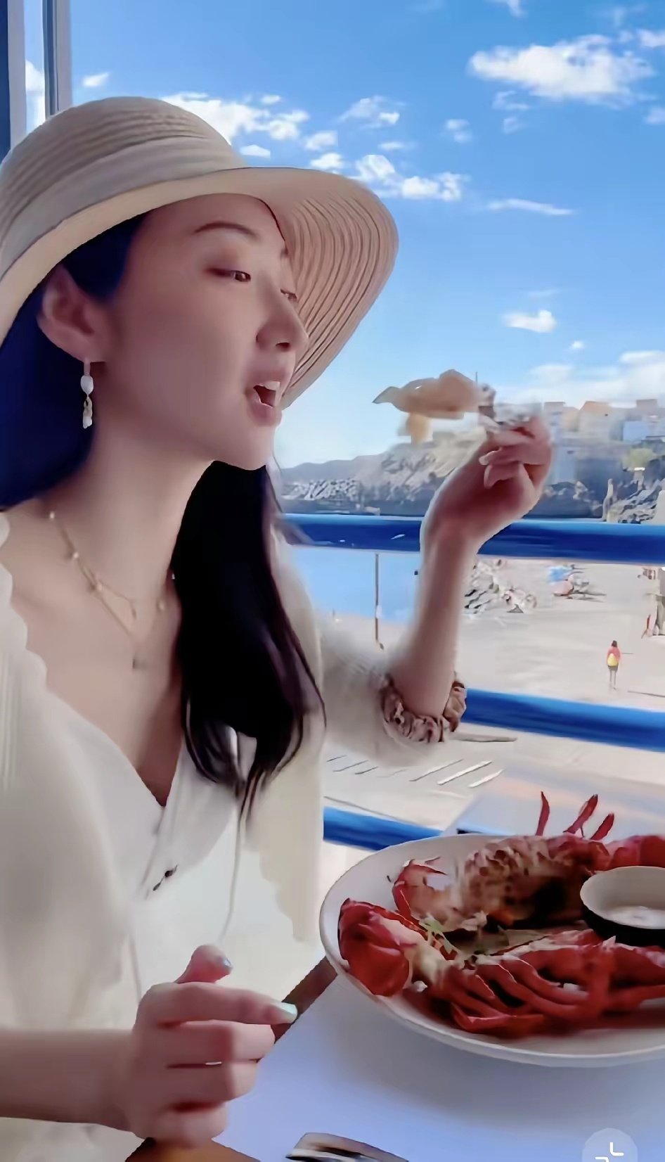 景甜海外度假，白裙佩草帽，一桌海鲜看得人眼花缭乱，真惬意呀​