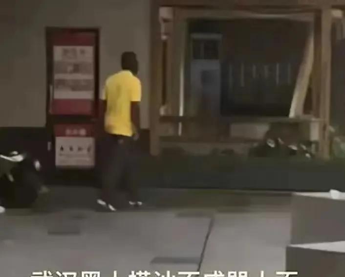 非裔男子武汉街头“耍流氓”？前几天武汉发生这么个事。一黑人男子在大街上看见漂亮
