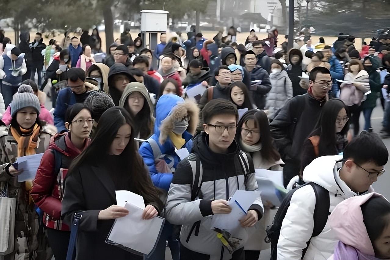 为什么如今全民热衷考公考编？我给大家看个数据：根据24年的数据：全国住房公积金实