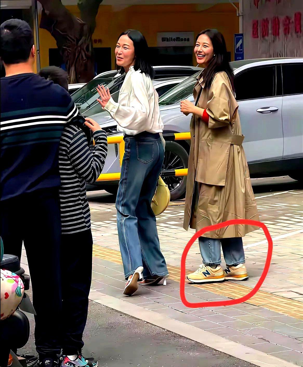 高圆圆街拍踩火的国产轻奢鞋，现在加黑款还送定制包装——但预售只剩3天！上月这鞋