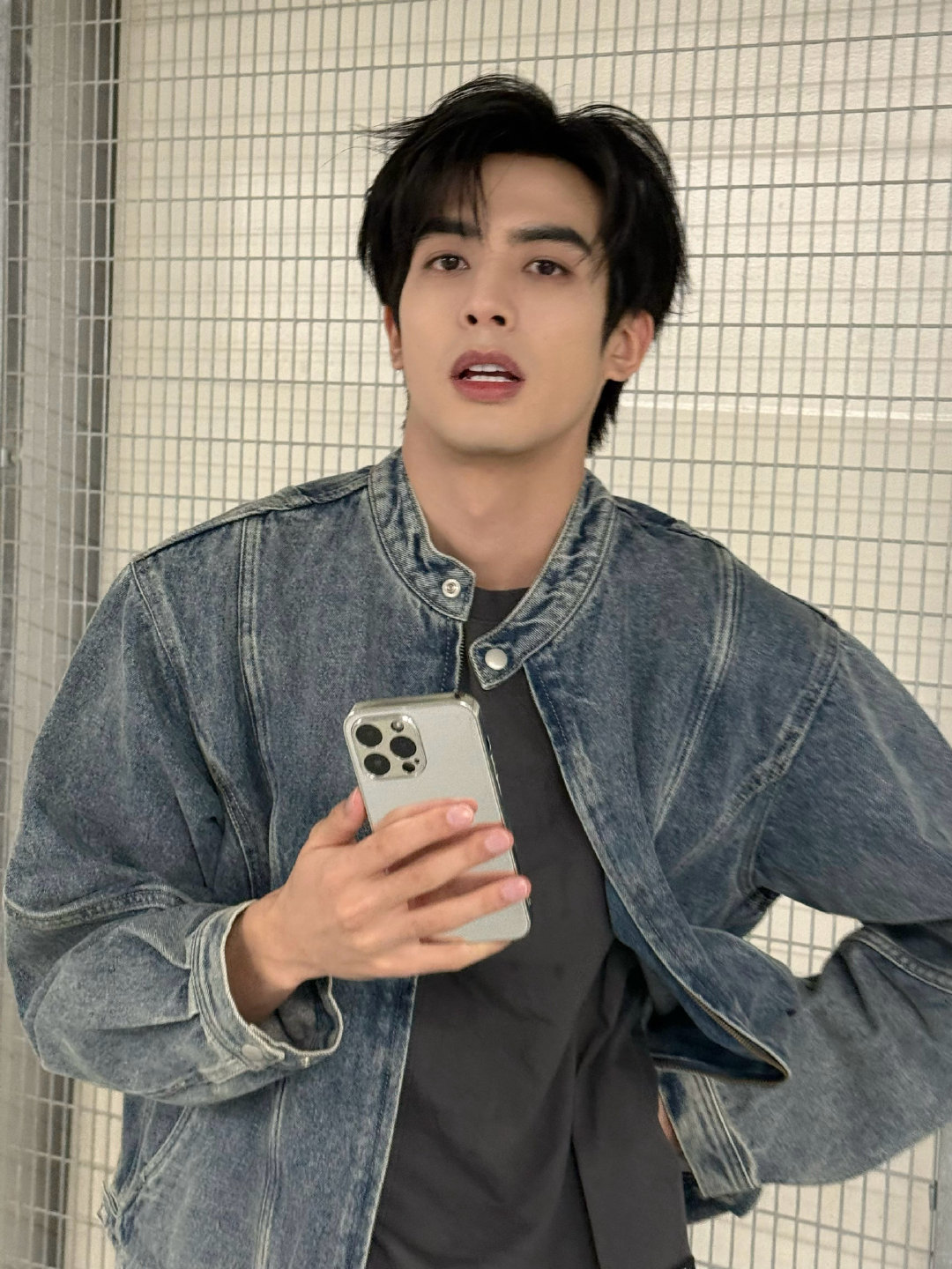 宋威龙宋威龙黑高领紧身毛衣不是，纯going啊，听说黑高领紧身毛衣可是男人的战衣