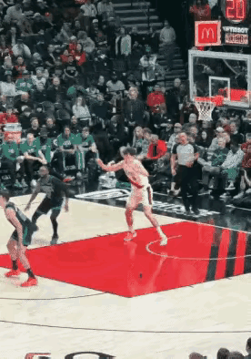 杨瀚森本可以爆扣，展雄风！可是选择了省力轻抛！这时候还省力？总共上场就那点时间还