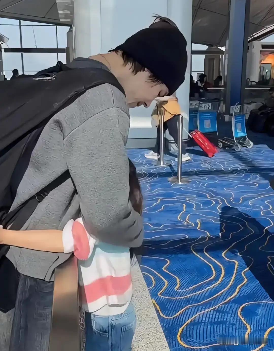 孩子哭喊着抱大腿时，他蹲下哄了十分钟。起身过安检前，却一眼都没看身旁的妻子。