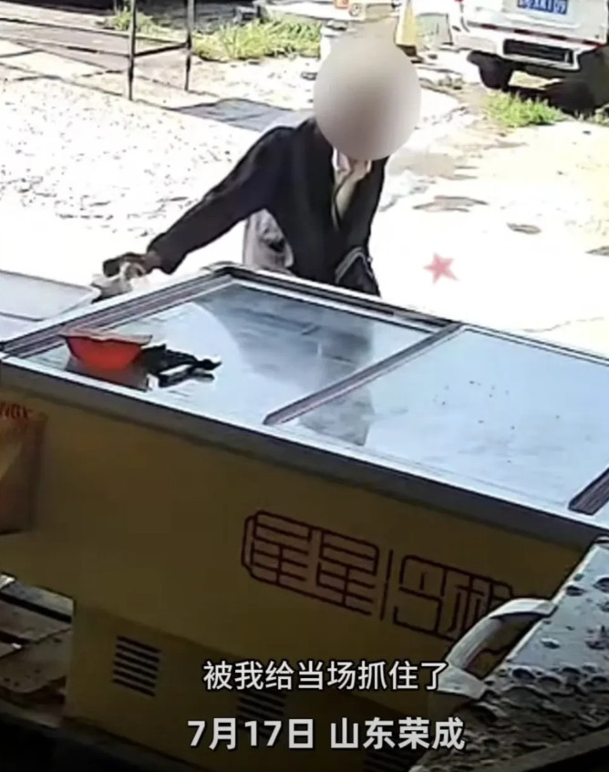 山东荣成，一衣衫简陋的大爷连着2次，在男子摊上偷拿凉粉，男子当场抓住大爷，看他尴