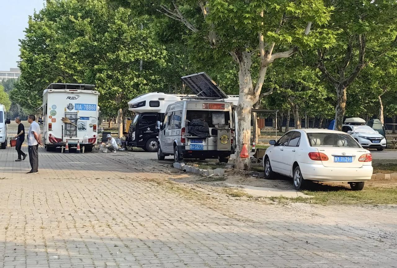 下午到体育公园遛弯，看到许多的房车，全国各地都有，都是来烟台旅游的。以前，这些