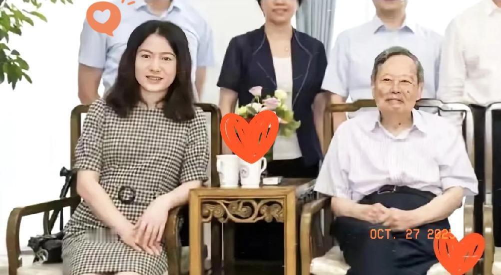 杨振宁icon去世后,翁帆icon的收入,有一部分来自他俩中文著作的版税分红。