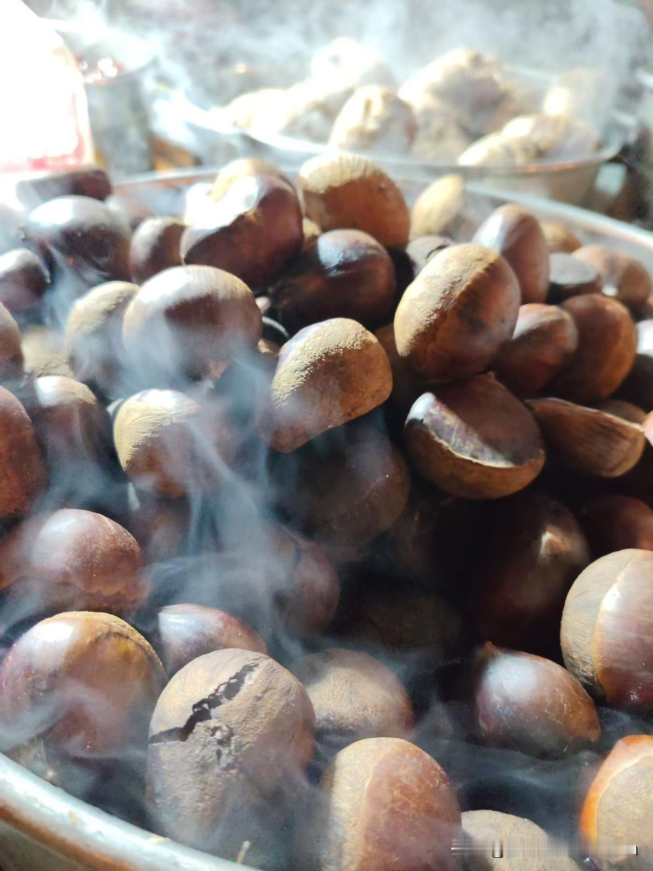 夜市上充满人间烟火的摊位