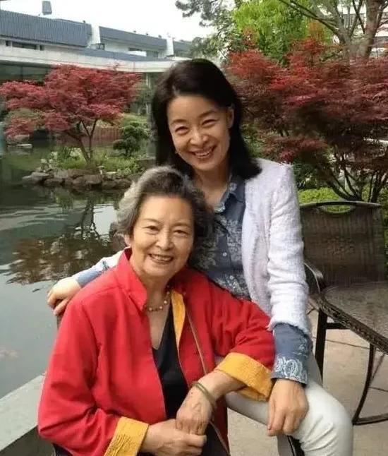 93岁的老母亲和66岁的女儿是一对明星母女。母亲在87版的经典电视剧《红楼梦》