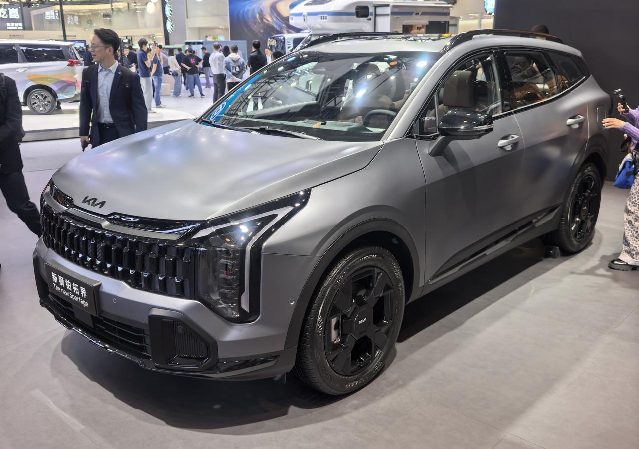 起亚新狮铂拓界以及机能概念车亮相广州车展。外观造型更犀利，内饰设计、功能配置都有
