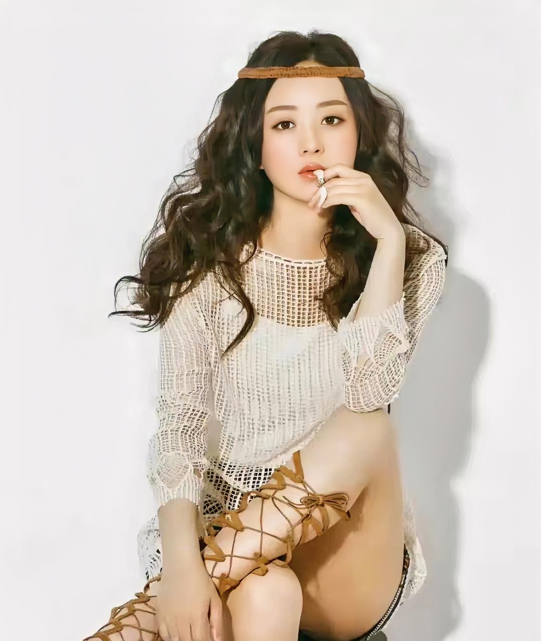 赵丽颖，165cm，脚上的鞋子太丑了，为什么要选这么复杂的鞋子呢？