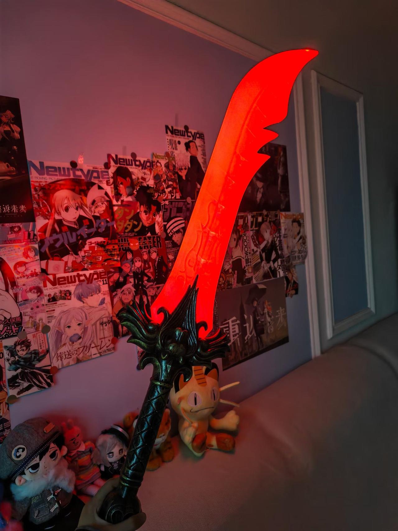 给15岁青春期的女儿买了一把大刀。我们楼下有个玩具店，门口摆着玩具金箍棒，木