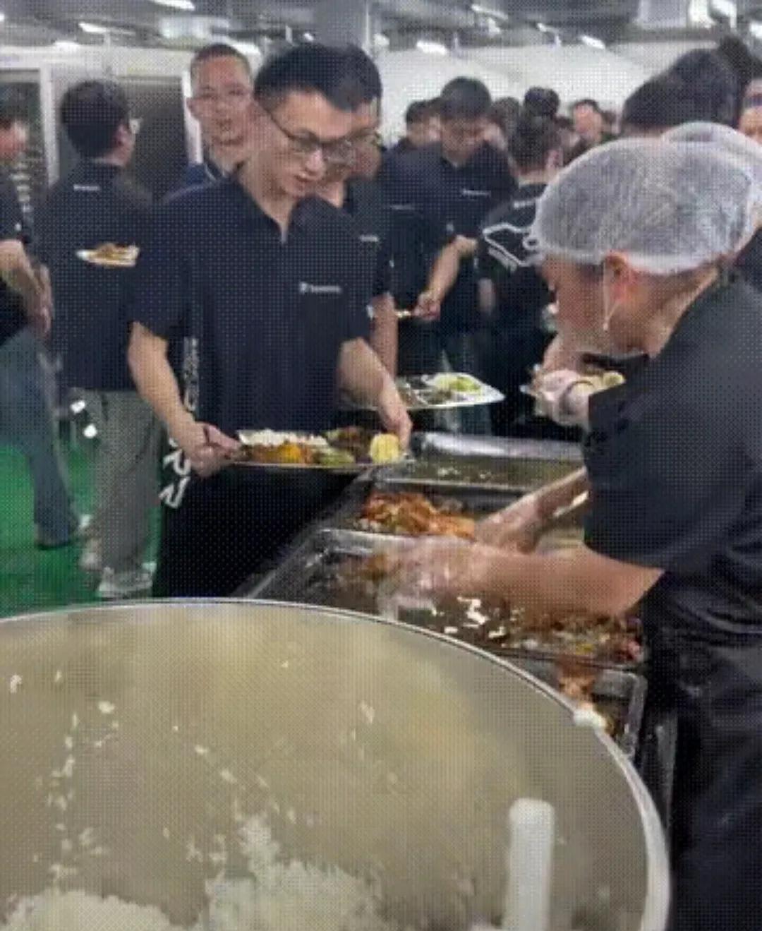 张雪给员工加餐大龙虾，一人一只花了10万块钱，员工都乐开了花张雪机车月产破万，