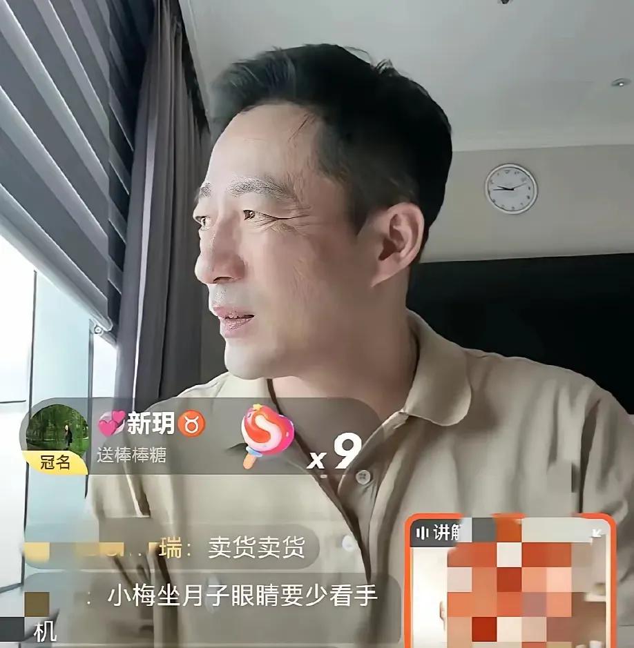 汪小菲真不容易，刚得了三胎儿子，直播时愁眉苦脸的，掐指一算，儿子30岁，他都75