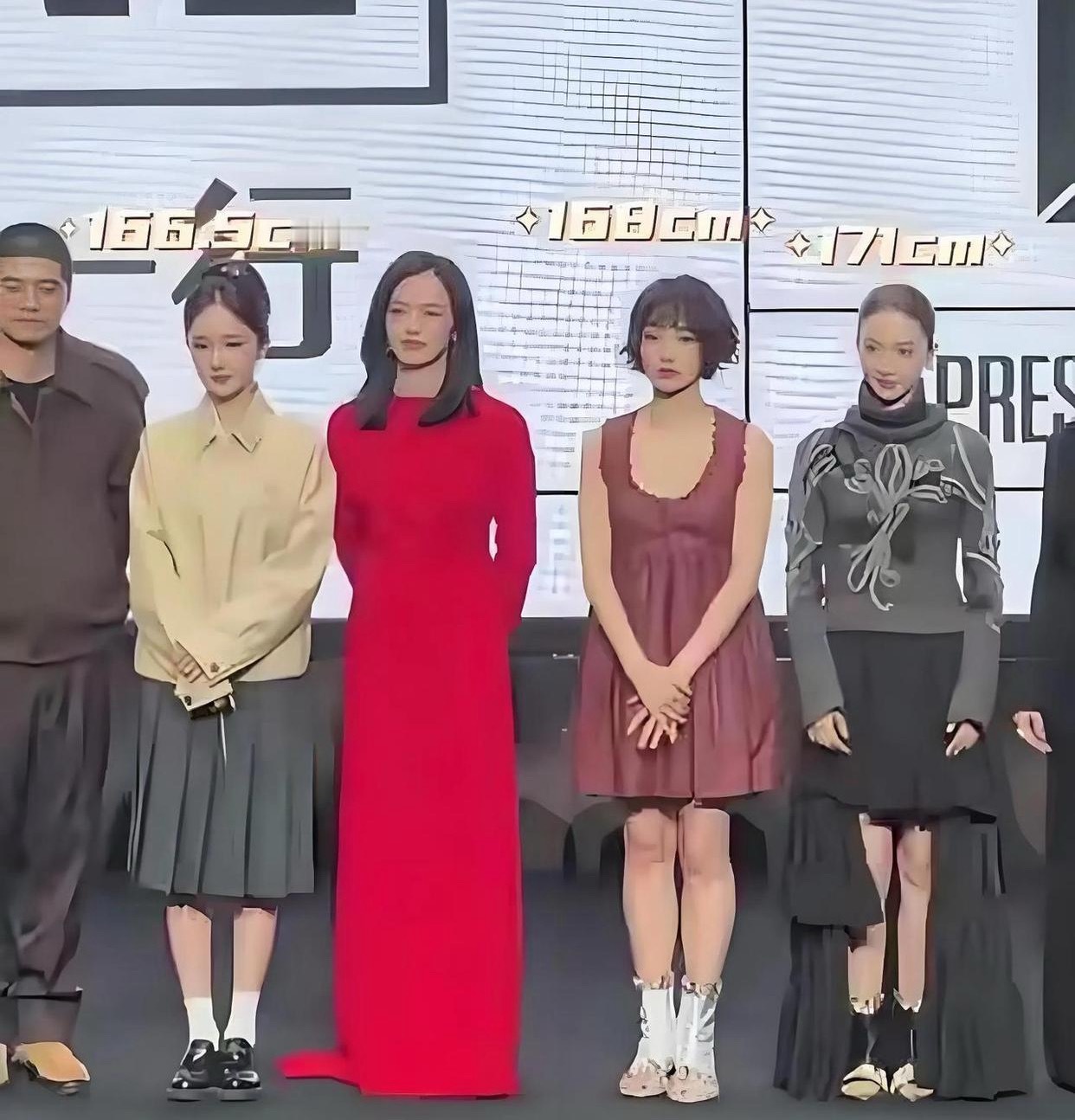 大家觉得问题出在哪？身高166的杨幂比171的金晨还要高很多！