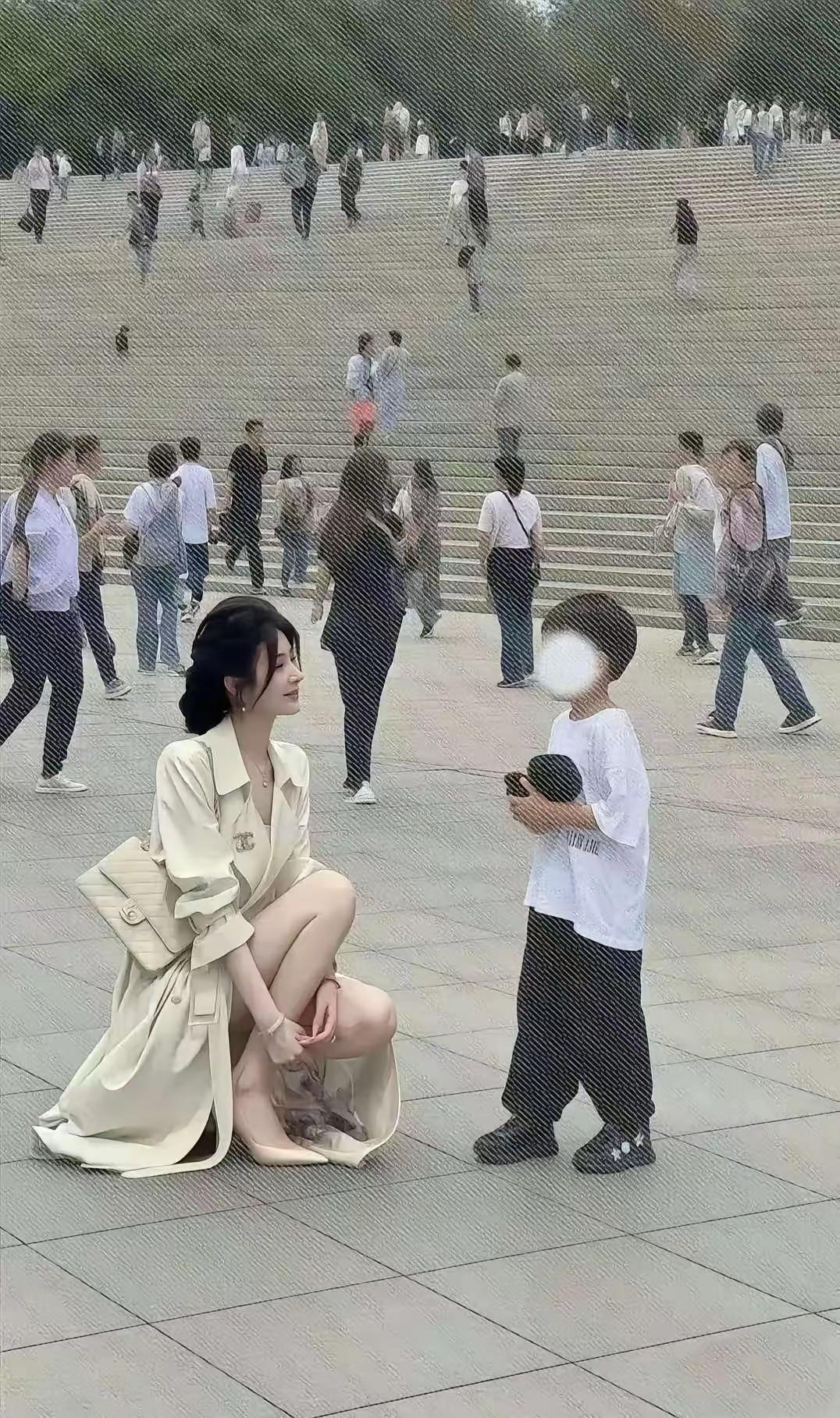 这位妈妈长的真好看呀？[爱心]