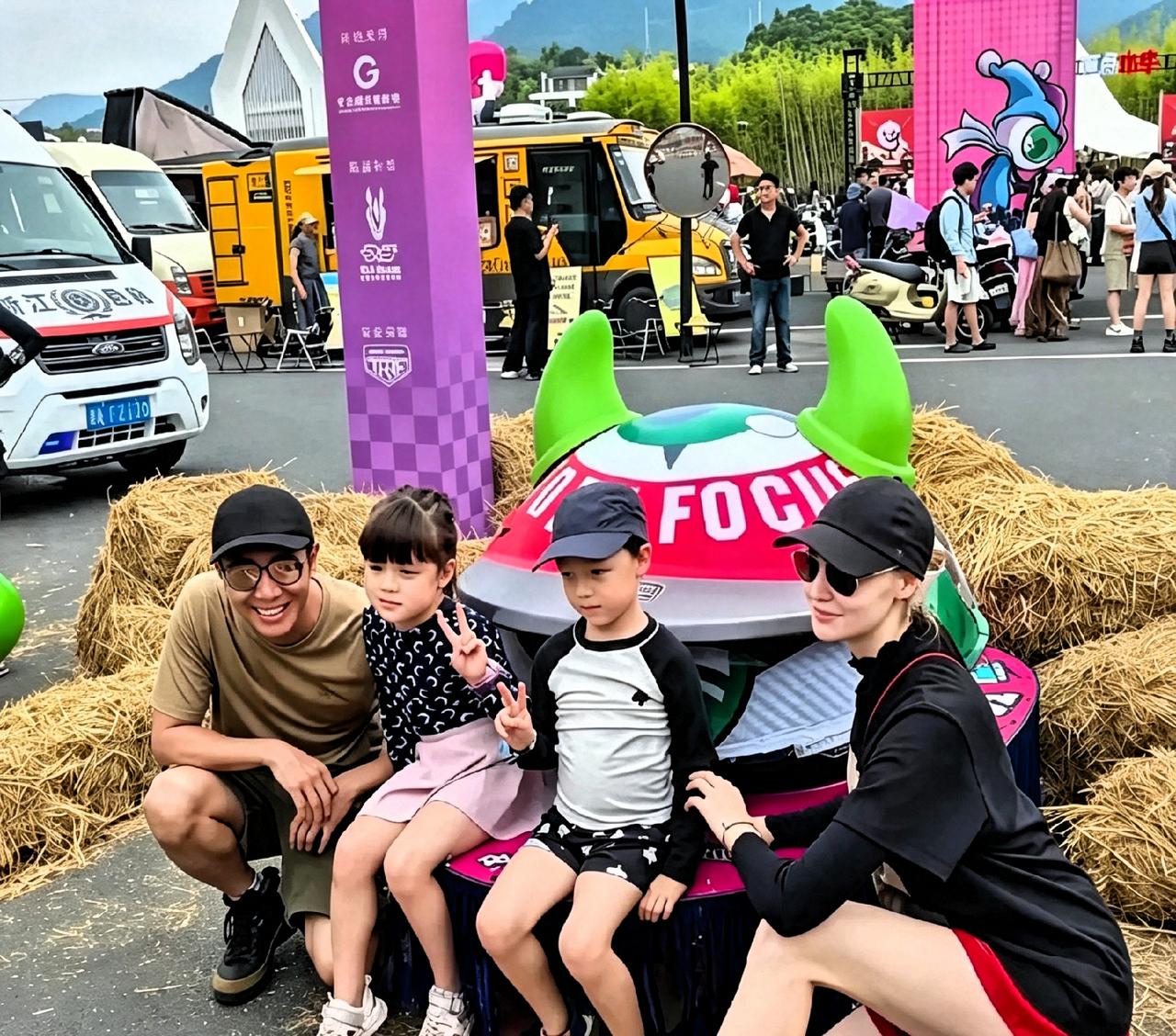 端午在千岛湖碰见撒贝宁一家了！他媳妇李白这大长腿真抢镜，又白又美。俩混血娃坐草垛