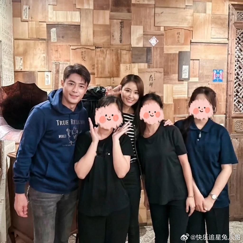 霍建华林心如餐厅吃饭被偶遇霍建华林心如与网友合照霍建华林心如餐厅吃饭被偶遇，又