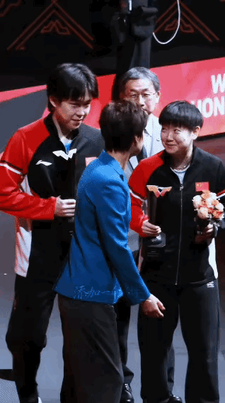 颁奖礼上孙颖莎望向张怡宁的笑容格外的灿烂，这一幕像极了宗门老祖遇上天之骄女的温情