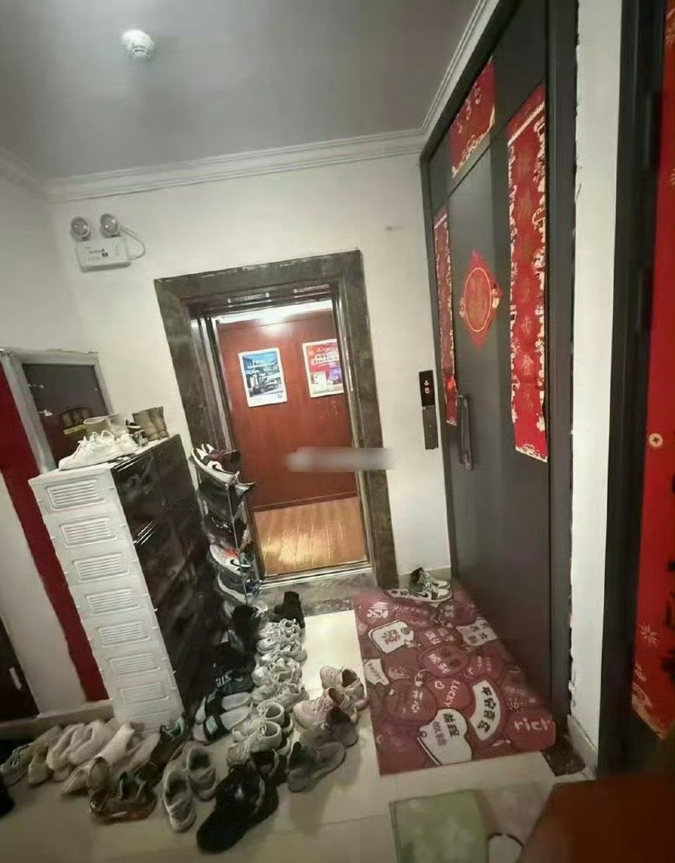 邻居就这样把鞋子放门口[捂脸哭][捂脸哭]无语​​​