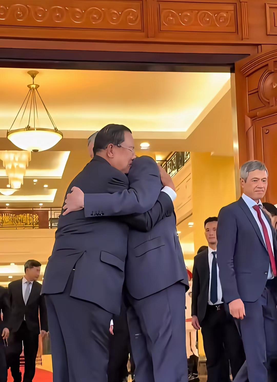 越南9.2阅兵，洪森受邀欣然前往！在与越南的苏林，范明正见面时，那个热情劲真的