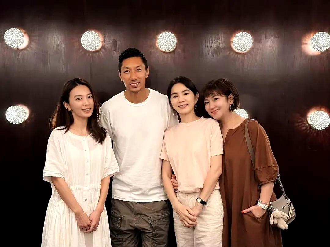 SHE又悄然合体了，合影里的这个男人是谁呀？看起来好像林志玲的老公！真是万万没