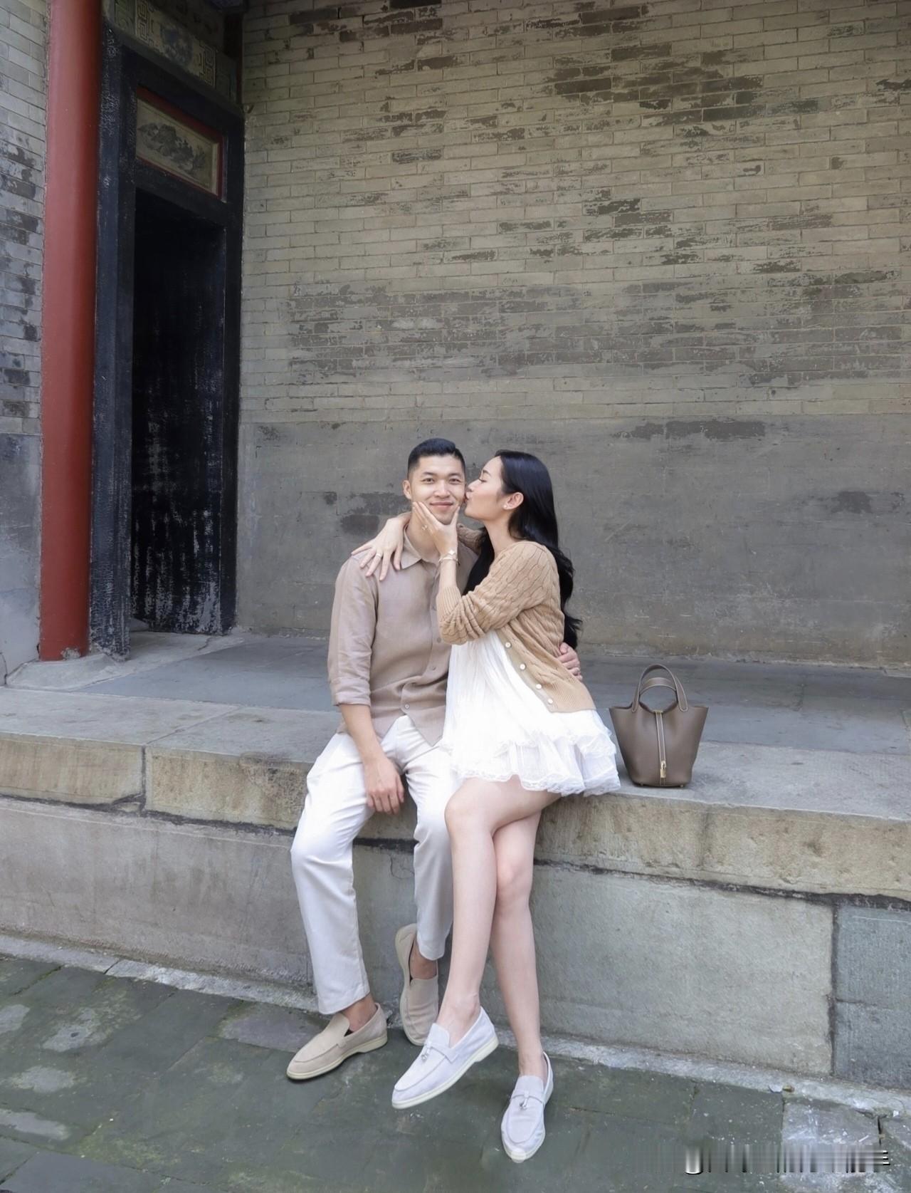 泰国明星夫妻颐和园撒糖！红墙下的“古今碰撞”太甜了。泰国知名女歌手Kaew和丈夫