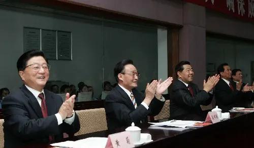 2005年10月17日，吴邦国等来到北京航天飞控中心，观看神舟六号飞船载人航天飞