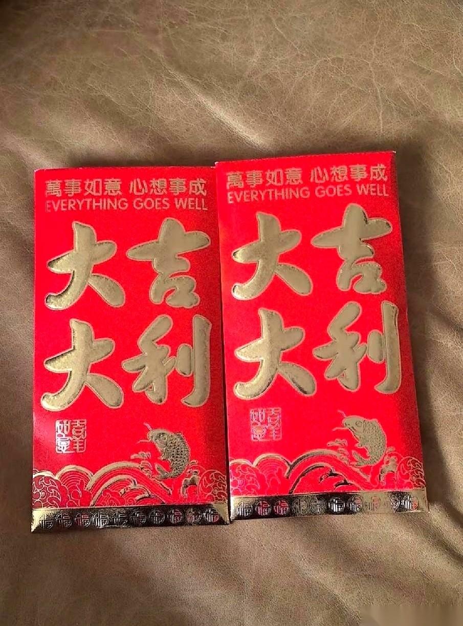 “一万块，给我侄女。你侄子，一分没有。”老婆把银行卡甩在茶几上，声音不大，但客厅