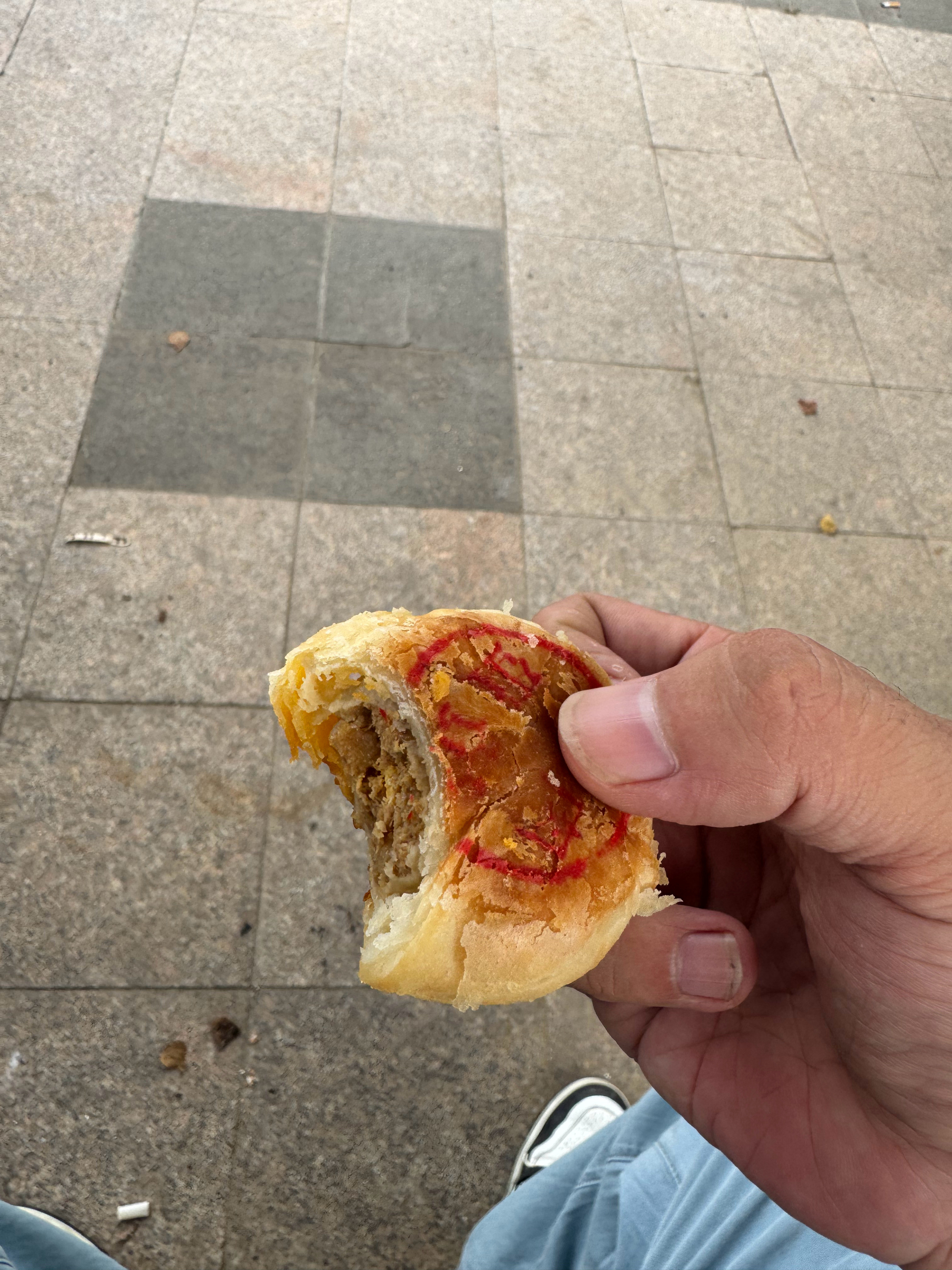 刚到合肥就给我拿了月饼吃。但作为一个北方人，从来没见过鲜肉馅月饼。哎别说还挺