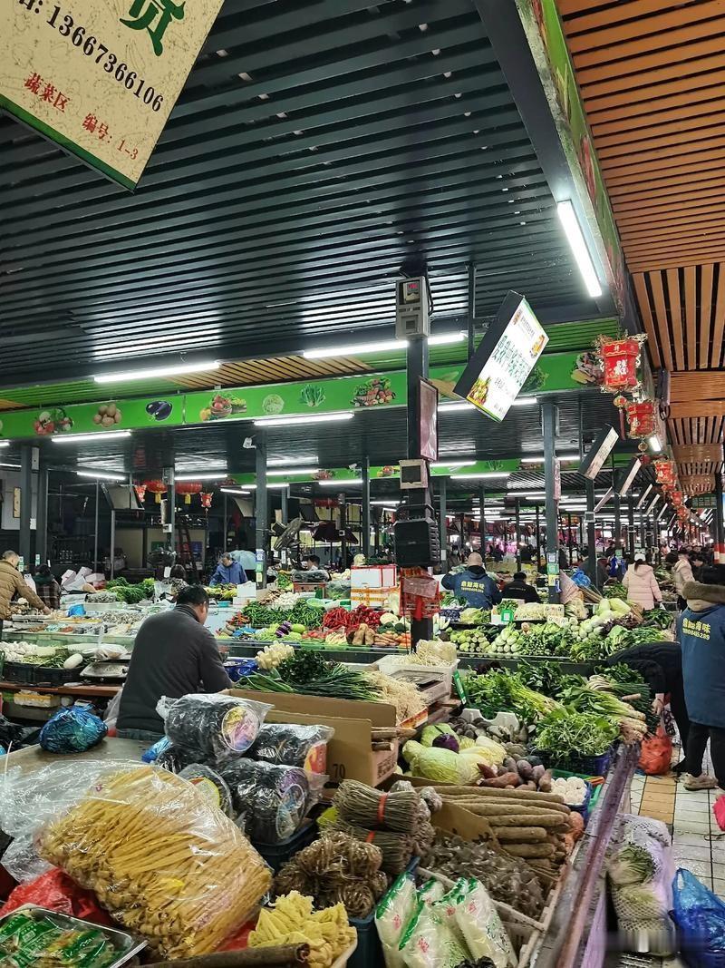 人到中年终于醒悟：掏空普通家庭的从不是房贷车贷，而是这三件隐形负担走在大街