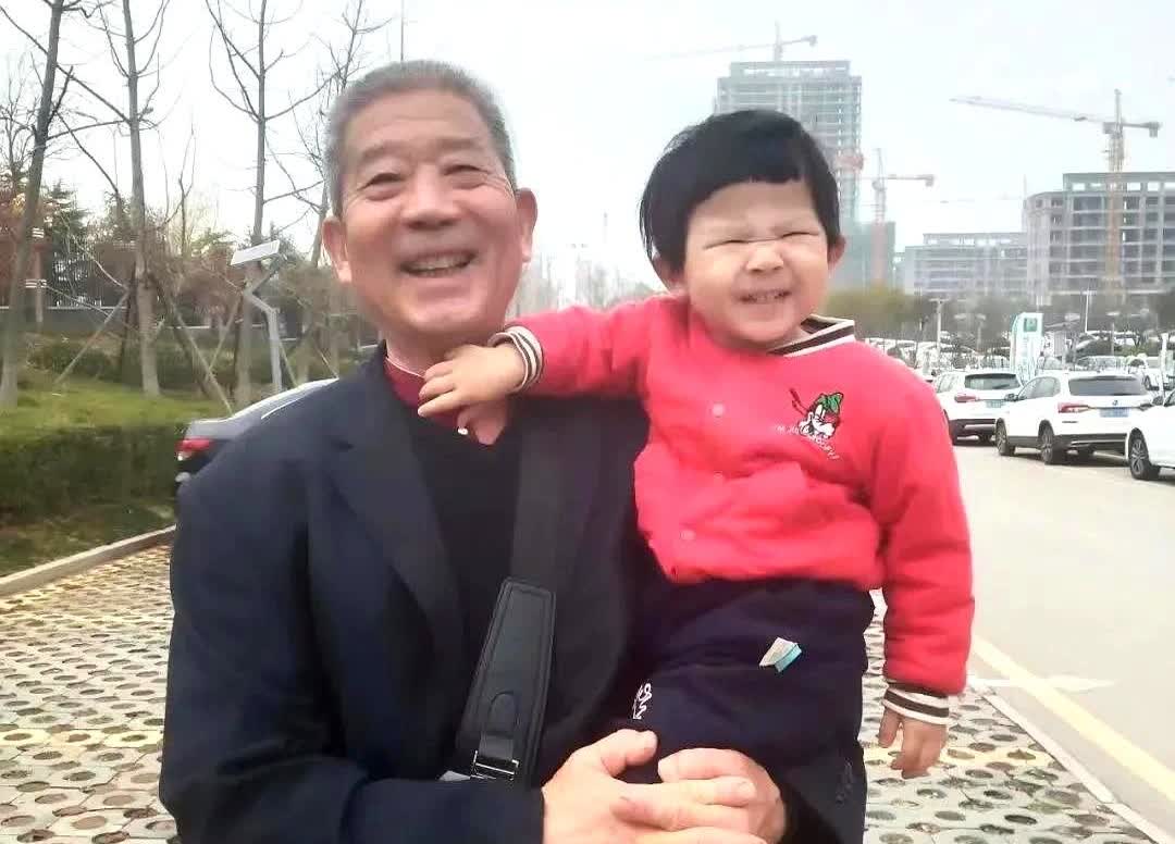 当年67岁高龄产子的黄维平夫妇，如今孩子两岁，71岁的他们生活艰难，大儿子和大女