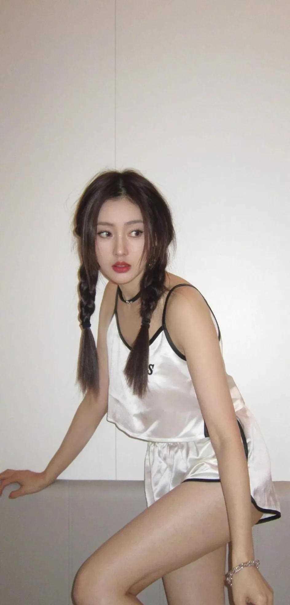 张天爱居家模样，扎着两条麻花辫的她，清纯又可爱，甜美可人。