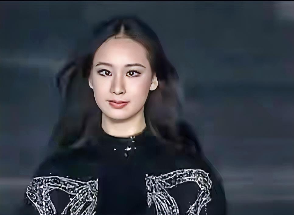 赵文卓的女儿好美，仔细一看脸总觉得哪边有点不对劲，你们看出来了吗？
