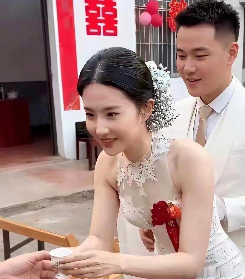 深圳一婚礼现场，新娘颜值好高，像不像刘亦菲？这小伙太幸福了吧！