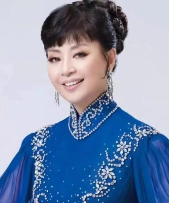 在春节晚会上，周华健微笑的跟殷秀梅问好:“殷姐您好”！没料到殷秀梅淡淡的看了他一