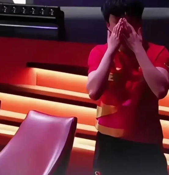 王楚钦输球后，低头整理东西，眼泪止不住流出来，但他没去擦。起身假装整理头发，偷偷