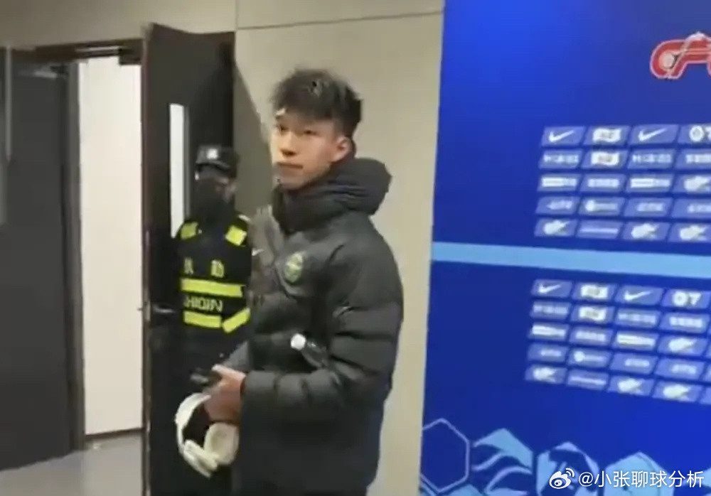 冷脸拒绝采访王钰栋获董路力挺：你骂他他凭啥不能瞪你将心比心3月20日，王钰栋