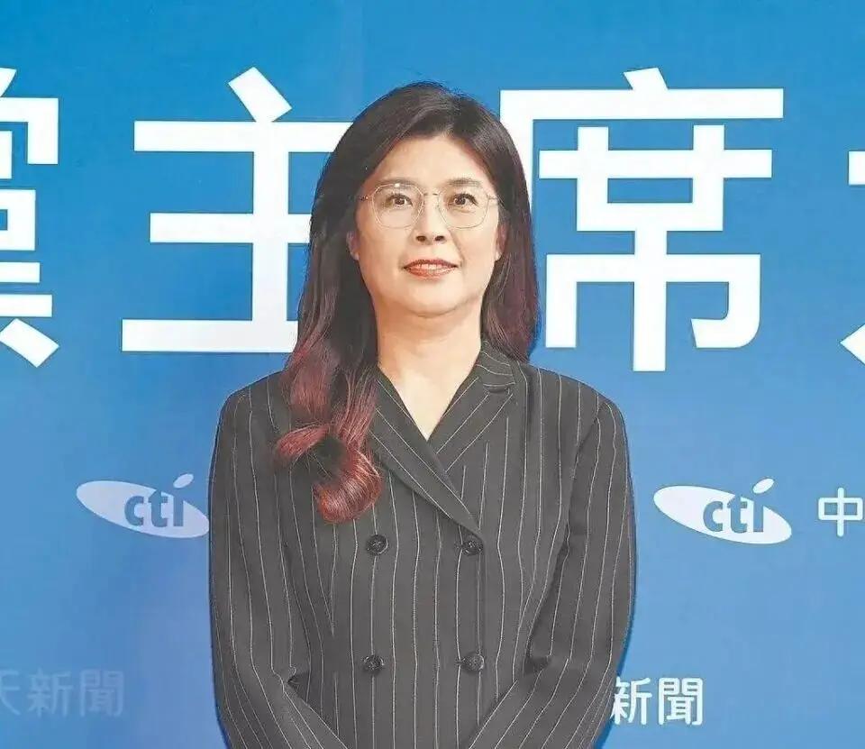 向来以口才犀利著称的郑丽文，这次在街头栽了个大跟头。面对一名普通台湾女生连珠炮似